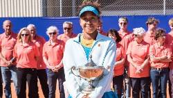 Naomi Osaka giành danh hiệu đầu tiên sau 4 năm, trở lại top 50 WTA Naomi Osaka giành danh hiệu đầu tiên sau 4 năm, trở lại top 50 WTA