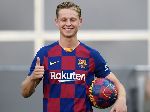 Frenkie de Jong đẹp trai hút hồn trong ngày ra mắt Barcelona