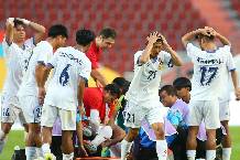 U22 Việt Nam thăm cầu thủ Lào bị gãy chân khi đá SEA Games