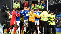 Ẩu đả ở trận Everton vs Liverpool, cảnh sát can thiệp, HLV Arne Slot bị đuổi