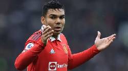 Phản ứng của Casemiro khi trên sân xảy ra xô xát khiến CĐV bật cười Phản ứng của Casemiro khi trên sân xảy ra xô xát khiến CĐV bật cười