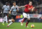 Newcastle muốn có chữ ký của trung vệ MU