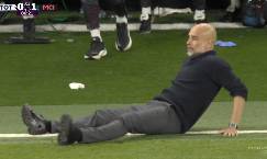 Pep Guardiola ngã ngửa sau tình huống chết hụt của Man City