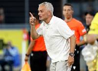 HLV đầu tiên bị sa thải ở cúp C1 châu Âu, Mourinho sẵn sàng tái xuất