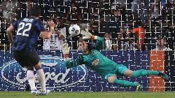 FIFA ra luật mới, cấm thủ môn 'múa quạt' khi bắt phạt đền