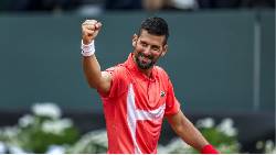 Djokovic thắng trận đầu tiên trên sân đất nện mùa 2025 Djokovic thắng trận đầu tiên trên sân đất nện mùa 2025