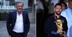 Bạn thân Ronaldo khó chịu, chỉ trích Messi thích khoe cúp vàng