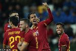 Roma khó giữ chân Smalling, Mkhitaryan đồng ý ở lại