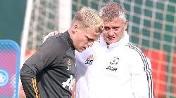 Solskjaer an ủi 'người thừa' Van de Beek