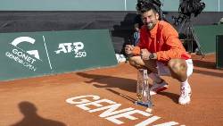Djokovic ngược dòng hạ Hurkacz, vô địch Geneva Open để chạm mốc 100 danh hiệu