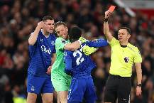 Tát đồng đội, ngôi sao Everton nhận thẻ đỏ trong trận gặp MU
