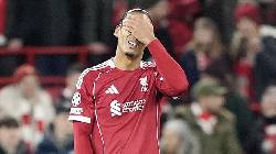 Van Dijk gây sốc khi ‘chơi bóng rổ’ khiến Liverpool chịu phạt đền