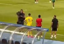 Ronaldo lại hờn dỗi, hành động quá khích với phóng viên Ronaldo lại hờn dỗi, hành động quá khích với phóng viên