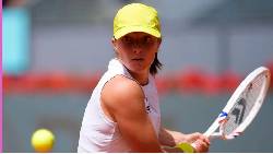 Thua trắng set 1, Swiatek vẫn ngược dòng vào bán kết Madrid Open Thua trắng set 1, Swiatek vẫn ngược dòng vào bán kết Madrid Open