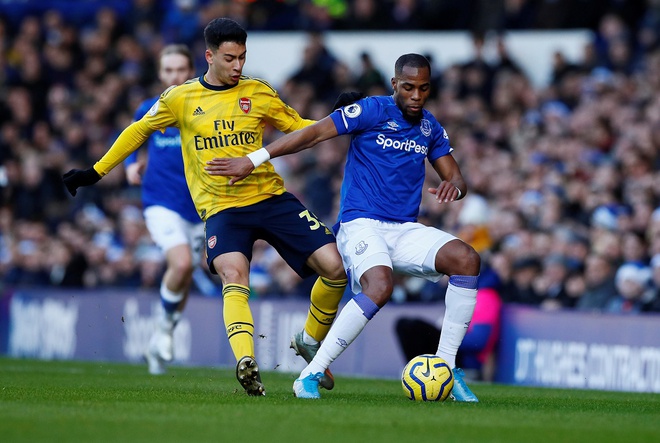 Everton 0-0 Arsenal: Thay người kỳ lạ, Pháo thủ may mắn thoát thua