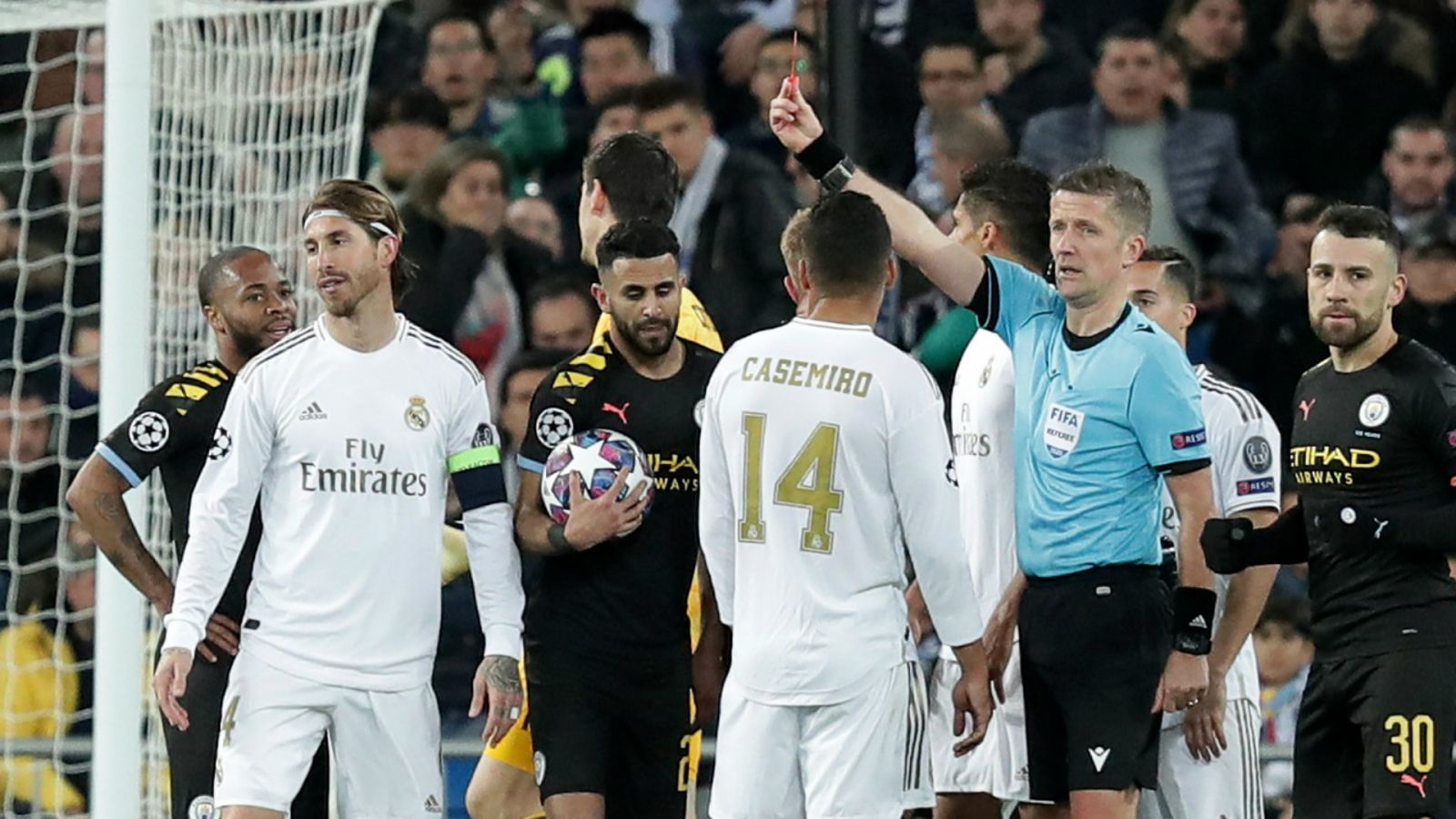 Ramos “bắt kịp” Edgar Davids và Ibrahimovic về khoản... thẻ đỏ