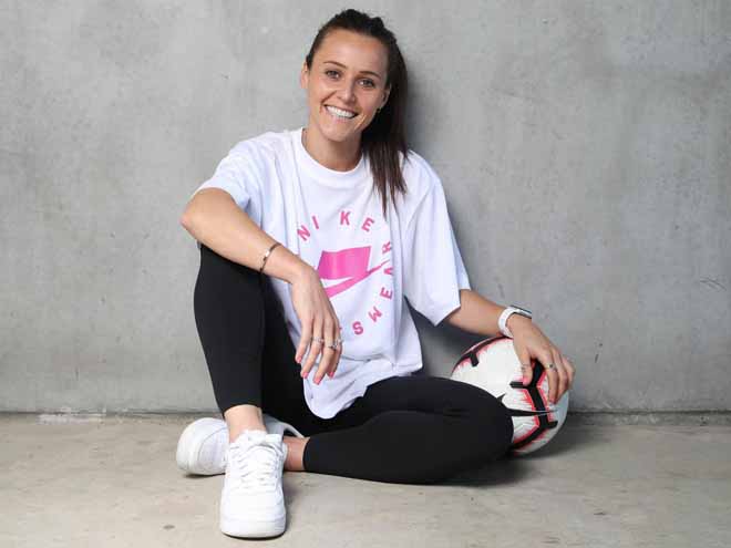 Hayley Raso - nữ tuyển thủ Úc đọ sắc cùng Hoàng Thị Loan