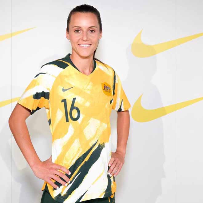 Hayley Raso - nữ tuyển thủ Úc đọ sắc cùng Hoàng Thị Loan