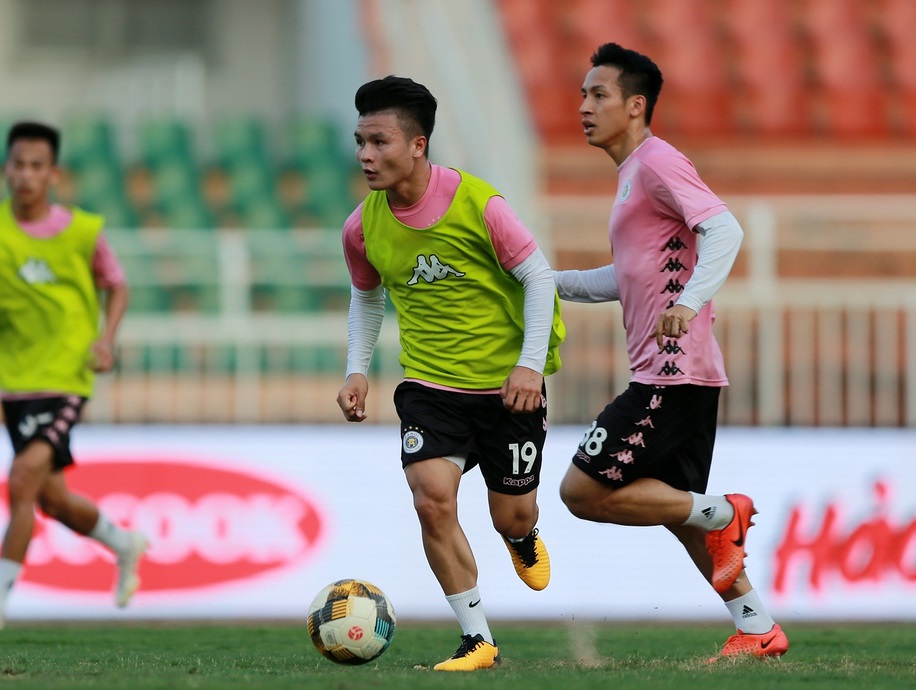 Tân Chủ tịch Hà Nội FC xỏ giày kiểm tra Quang Hải trước Siêu cúp