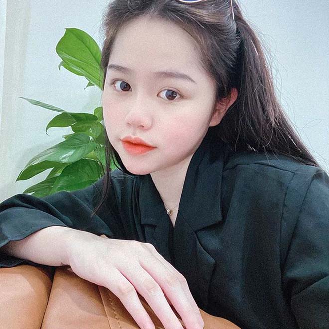 Bạn gái mới của Quang Hải, Huỳnh Anh quê ở đâu, sinh năm bao nhiêu?