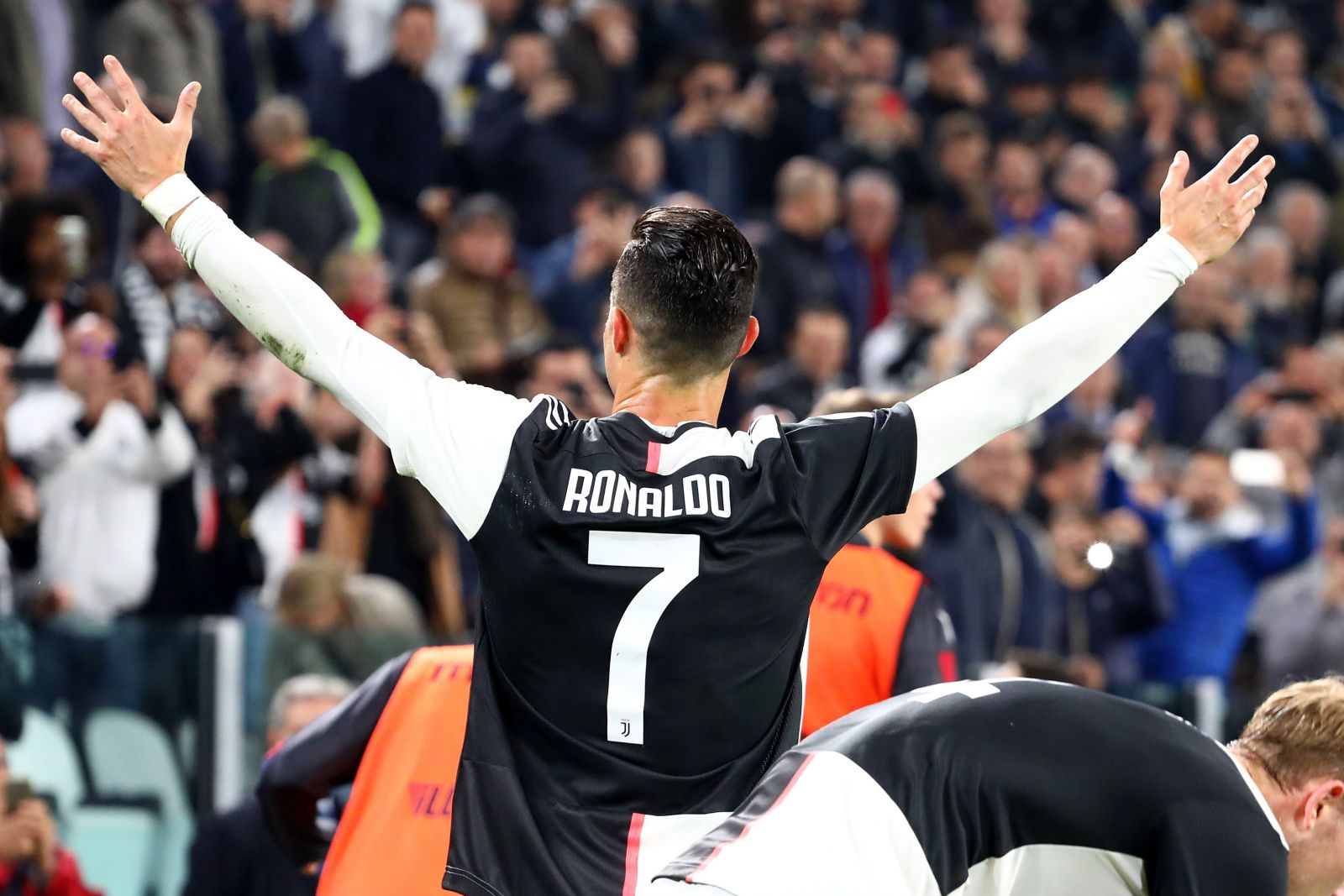 HLV Sarri tiết lộ sự thật về Ronaldo trước trận Bologna vs Juventus
