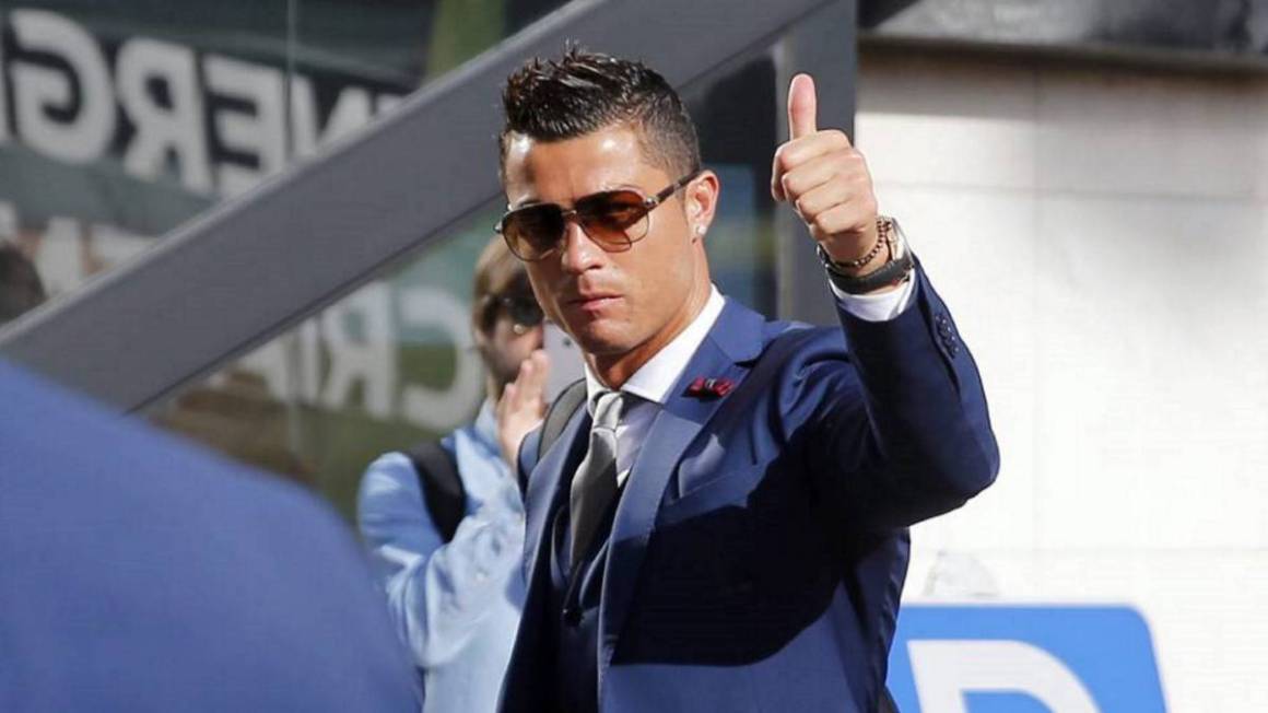 Cristiano Ronaldo trở thành tỷ phú bóng đá đầu tiên trên thế giới