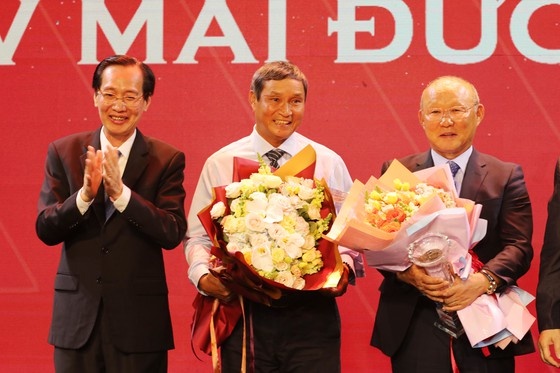 HLV Mai Đức Chung nhận danh hiệu Vinh danh Fair Play 2019
