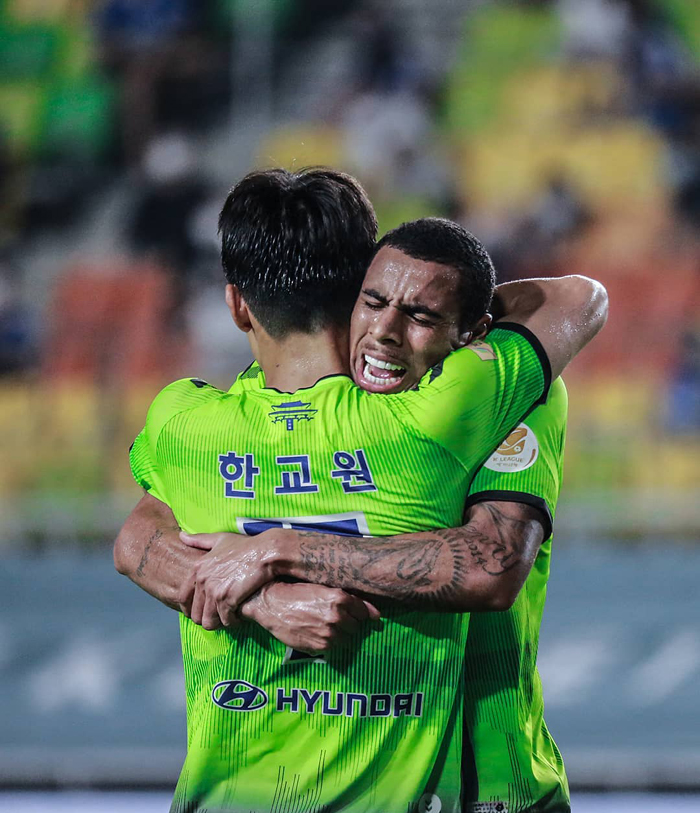 Jeonbuk Hyundai vs Sangju Sangmu, 16h ngày 23/8: Tạm chiếm ngôi đầu?!