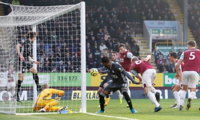 Kết quả Burnley 2-1 Leicester City: Ngược dòng ngoạn mục may mắn